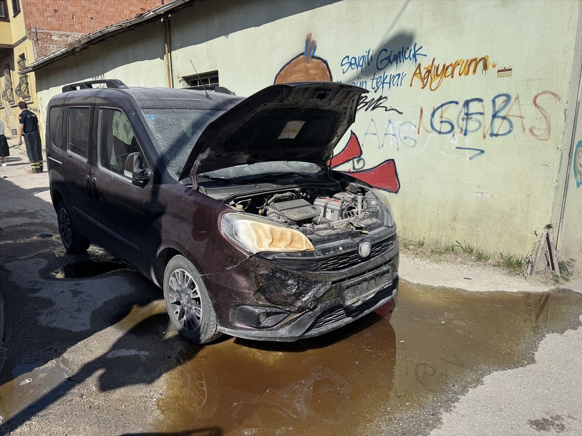 Edirne'de Atık Kağıt Yangını Hafif Ticari Araca Zarar Verdi
