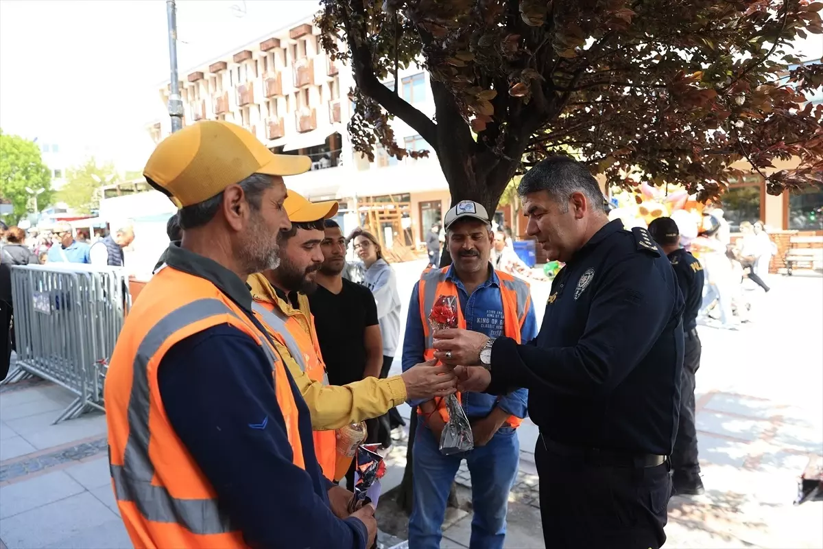 Edirne Emniyet Müdürü'nden 1 Mayıs'ta İşçilere Çiçek