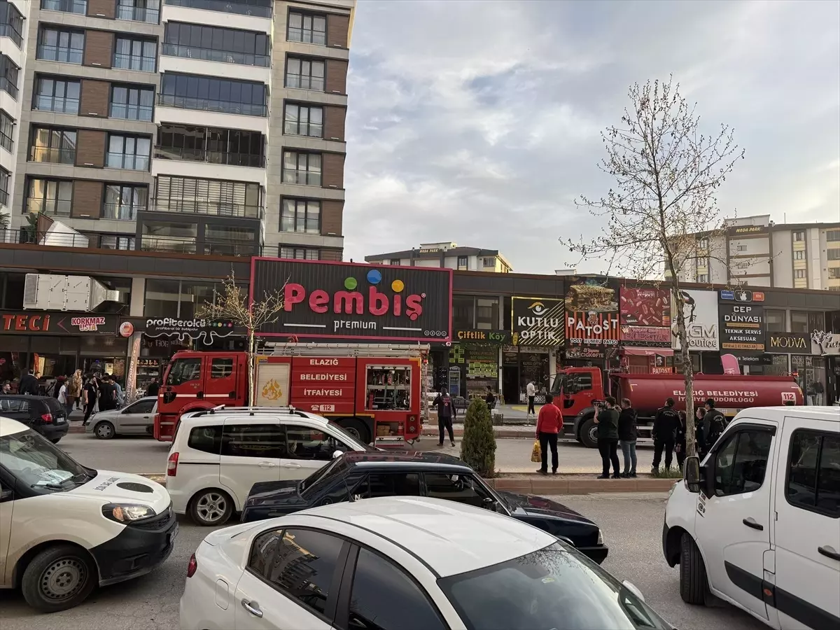 Elazığ'da Ev Eşyası Mağazasında Yangın Çıktı