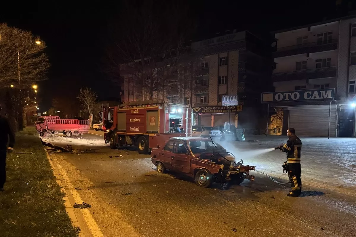 Elazığ'da Otomobil ile Kamyonet Çarpıştı: 1 Yaralı