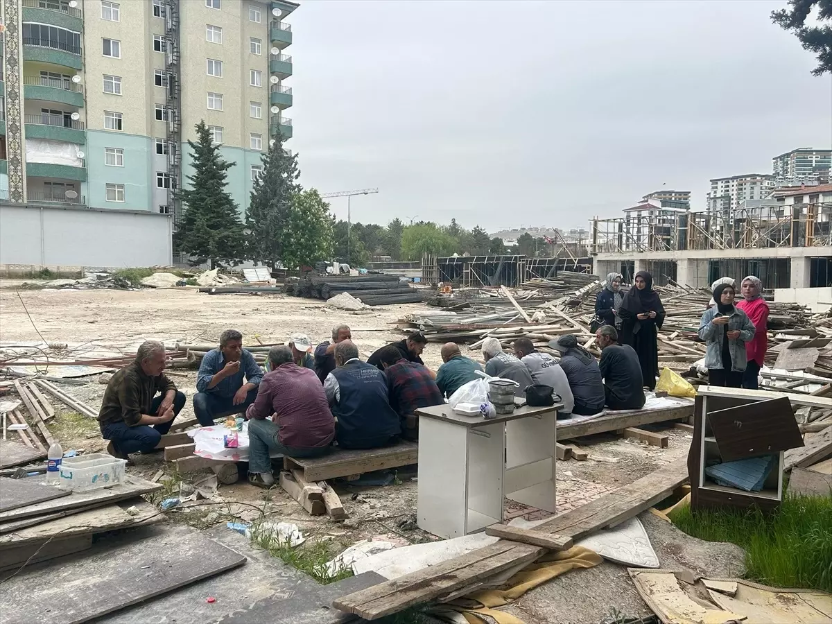 Elazığ'da Öğrencilerden İnşaat İşçilerine 1 Mayıs Sürprizi