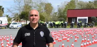 Emektar motosikletli trafik polis timi eğitmeni meslektaşlarına tecrübelerini aktarıyor