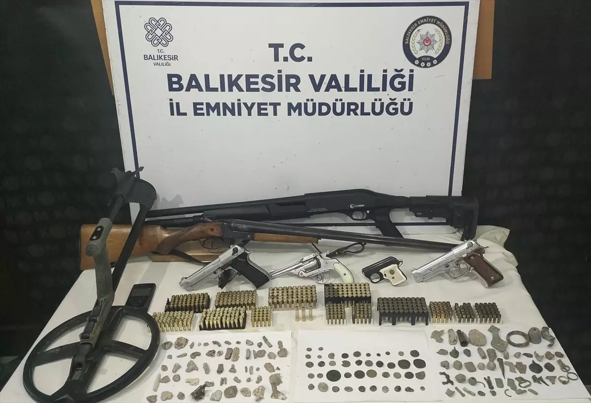 Erdek'te Tarihi Eser Operasyonu: 148 Sikke ve Silah Ele Geçirildi