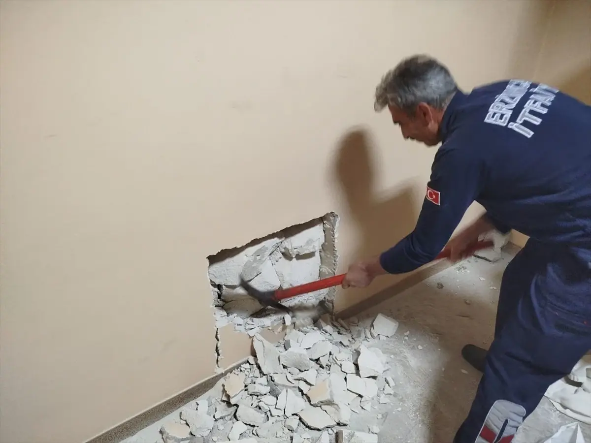 Erzincan'da Havalandırma Boşluğuna Düşen Kedi İtfaiye Ekiplerince Kurtarıldı