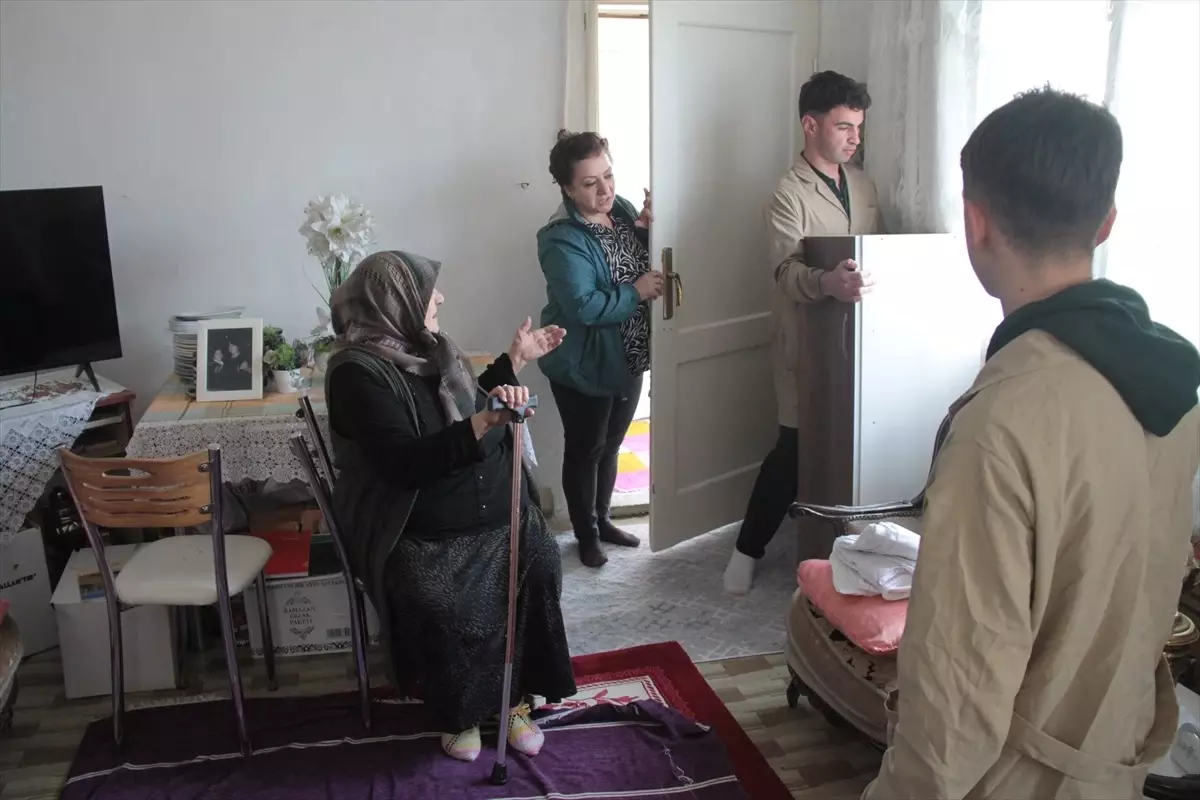 Erzincan'da Meslek Lisesi Öğrencileri İhtiyaç Sahibi Ailelerin Evlerini Yeniliyor