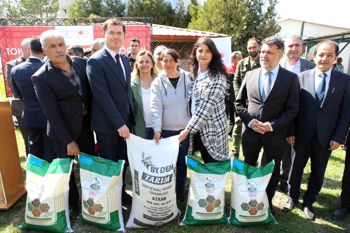 Erzincan'da Çiftçilere Tohum, Fide ve Fidan Dağıtımı Yapıldı