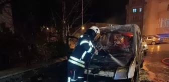 Park Halindeki Hafif Ticari Araç Yandı