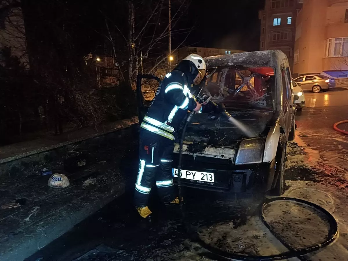 Park Halindeki Hafif Ticari Araç Yandı