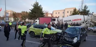 Erzurum'da Ters Yöne Giren Otomobil Kazaya Neden Oldu