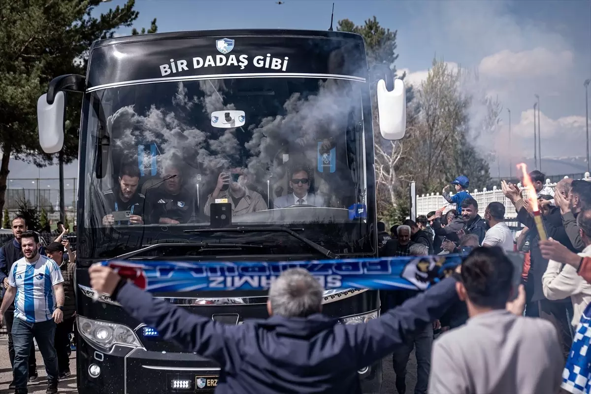 Erzurumspor FK, Ümraniyespor Maçına Meşalelerle Uğurlandı