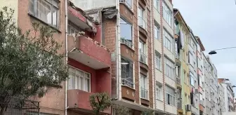 Esenler'de Çatısı Düşen Bina Tahliye Edildi