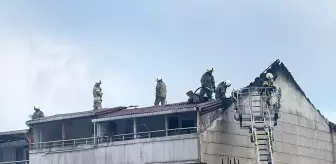 Esenyurt'ta 5 Katlı Binanın Çatısında Yangın
