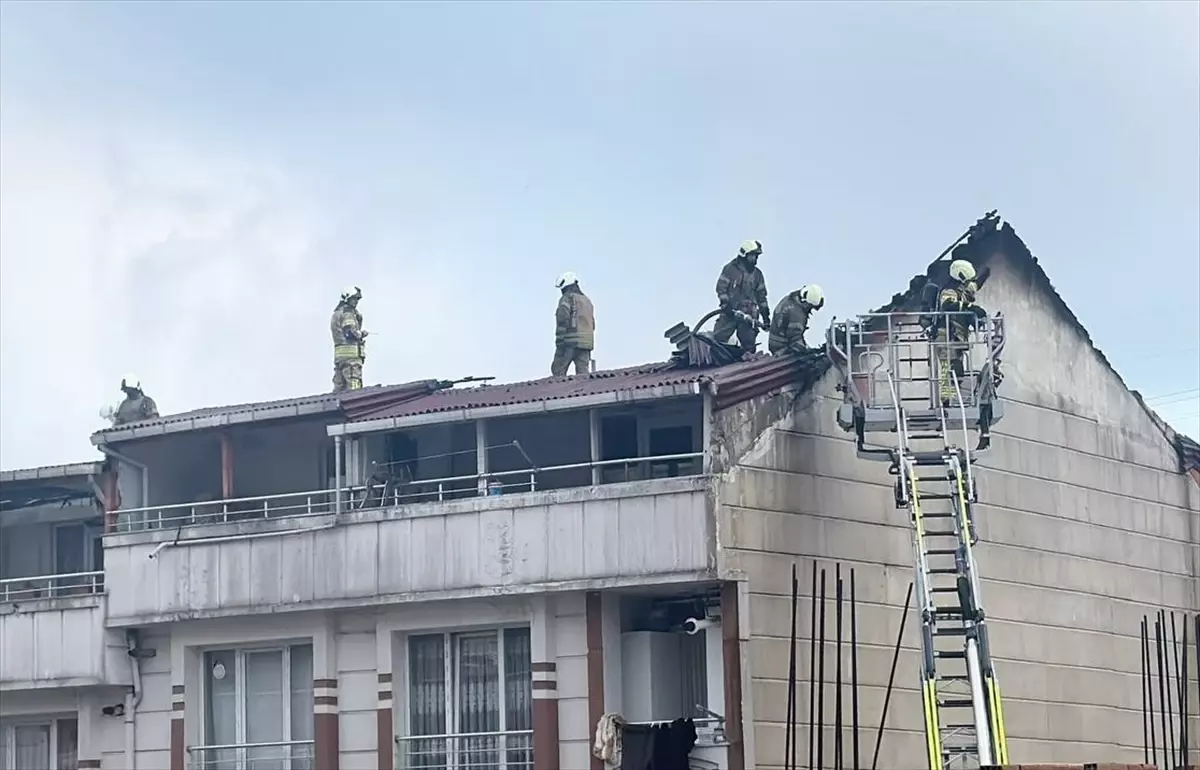 Esenyurt'ta 5 Katlı Binanın Çatısında Yangın