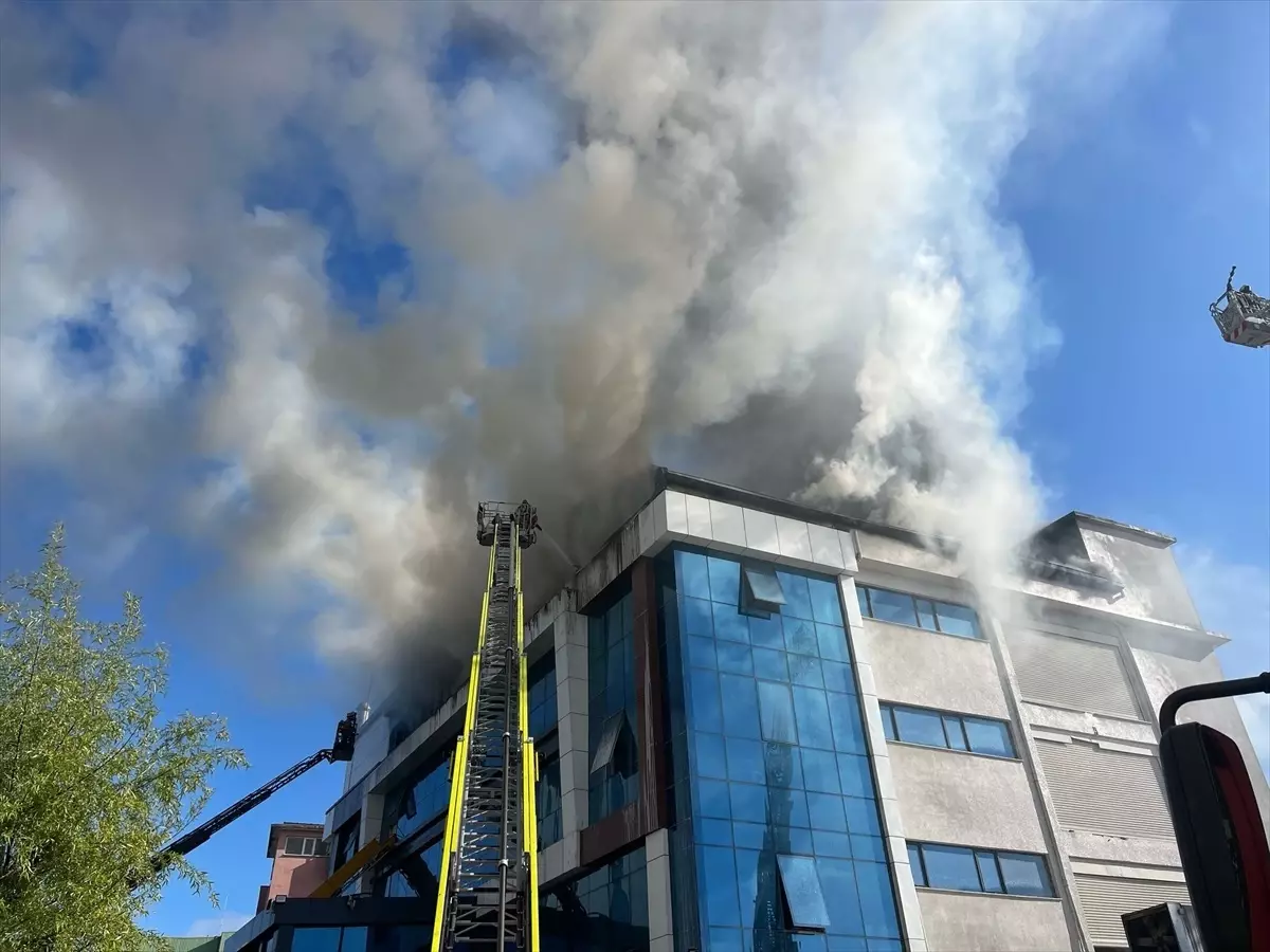 Esenyurt'ta Tekstil Atölyesinde Yangın Çıktı
