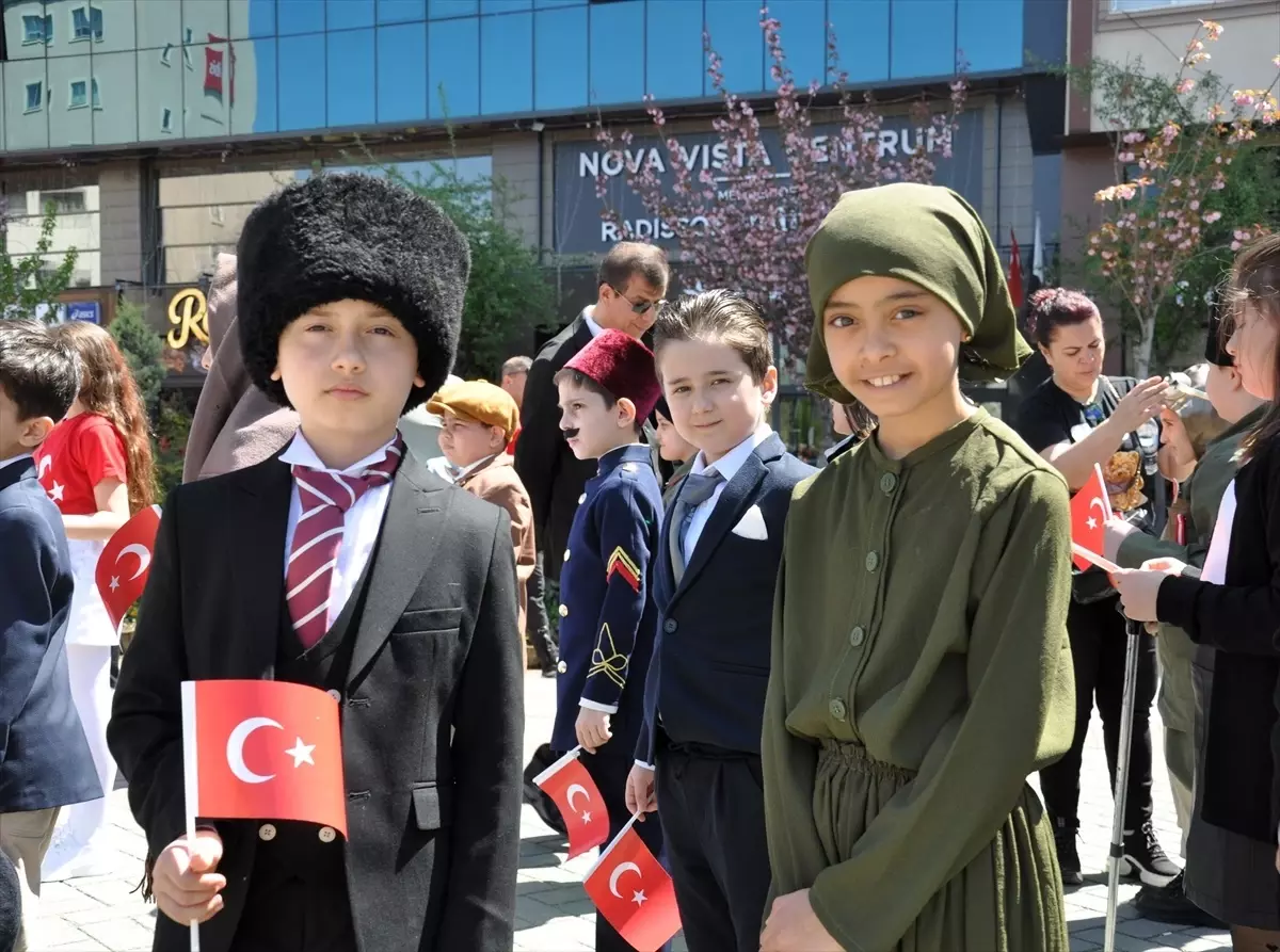 Eskişehir'de 23 Nisan Coşkusu: Öğrenciler Kortej Yürüyüşü Düzenledi