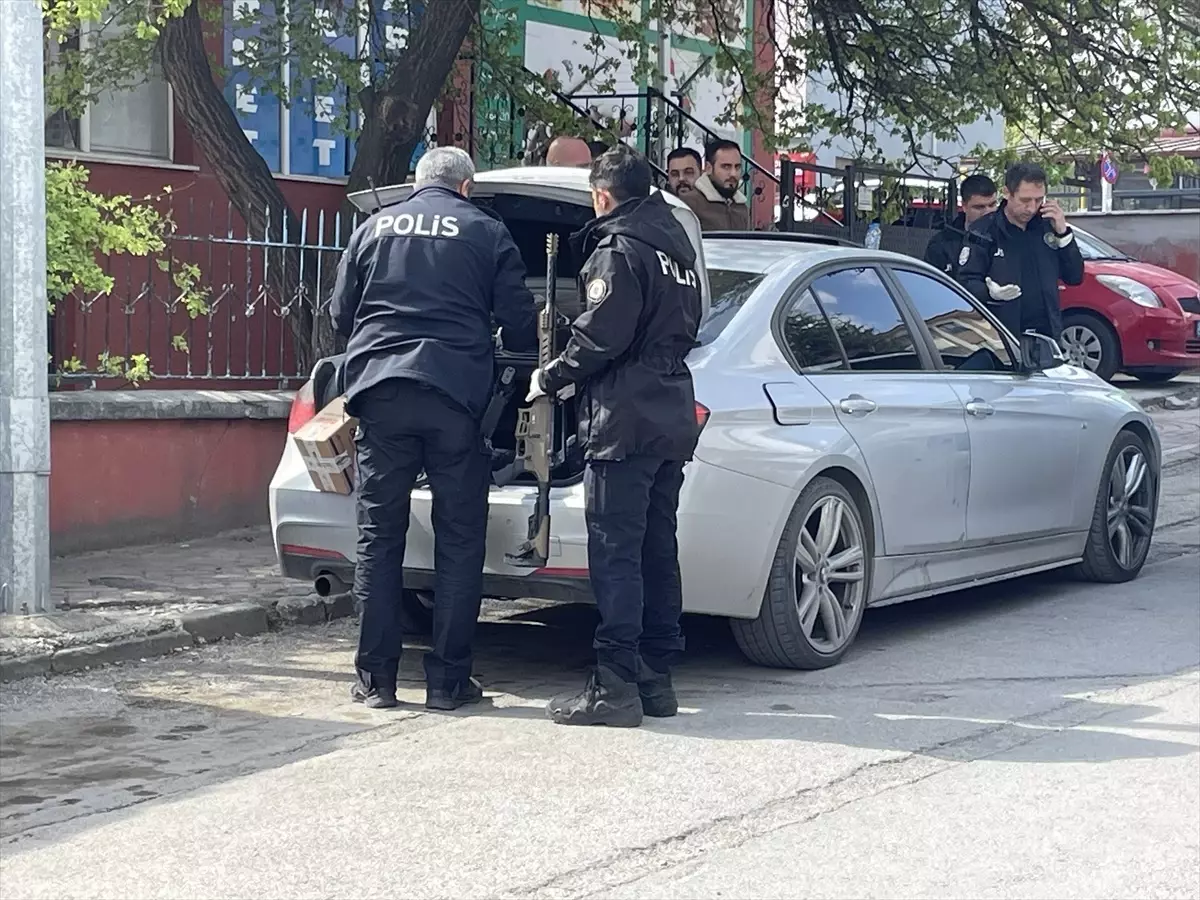 Eskişehir'de 'dur' ihtarına uymayan araçta otomatik silah ele geçirildi