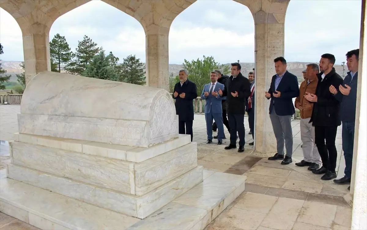 Yunus Emre Türbesi'nde 70 Alıç Fidanı Dikildi