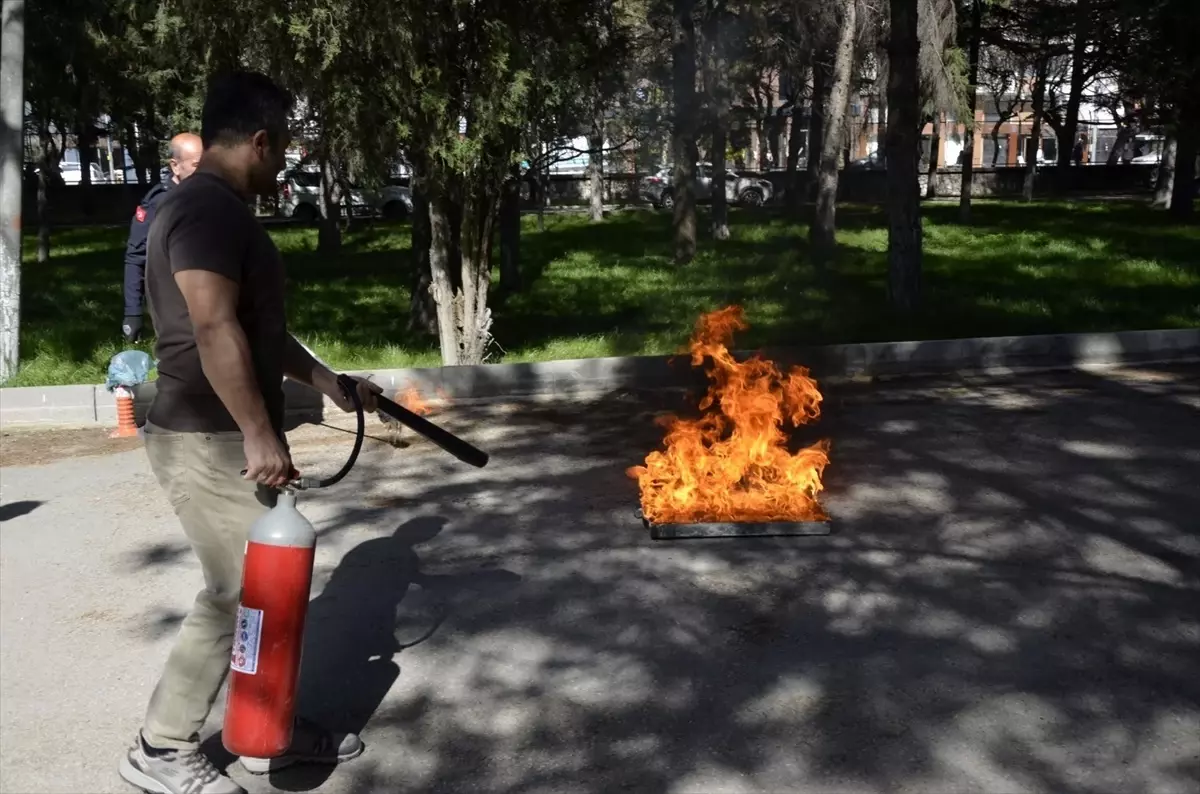 Eskişehir İl Sağlık Müdürlüğü'nde Yangın Eğitimi ve Tatbikatı Düzenlendi