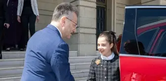 Eskişehir Valisi Aksoy koltuğunu ilkokul öğrencisine devretti