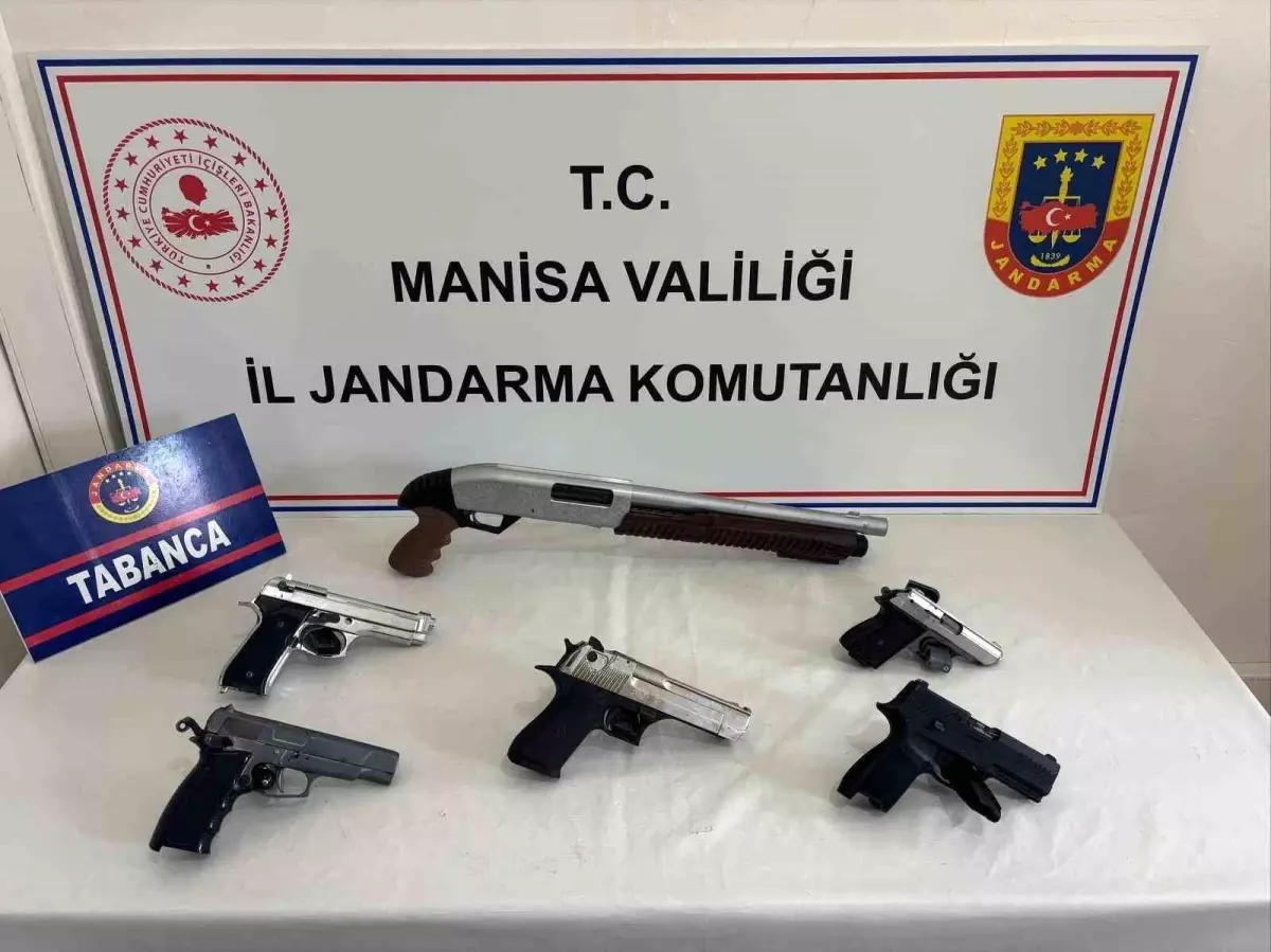 Manisa'da Ruhsatsız Silah Operasyonu: 2 Kişi Gözaltına Alındı