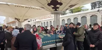 Dizi oyuncusu arkadaşı tarafından bıçaklanarak öldürülen Elif Kırav toprağa verildi