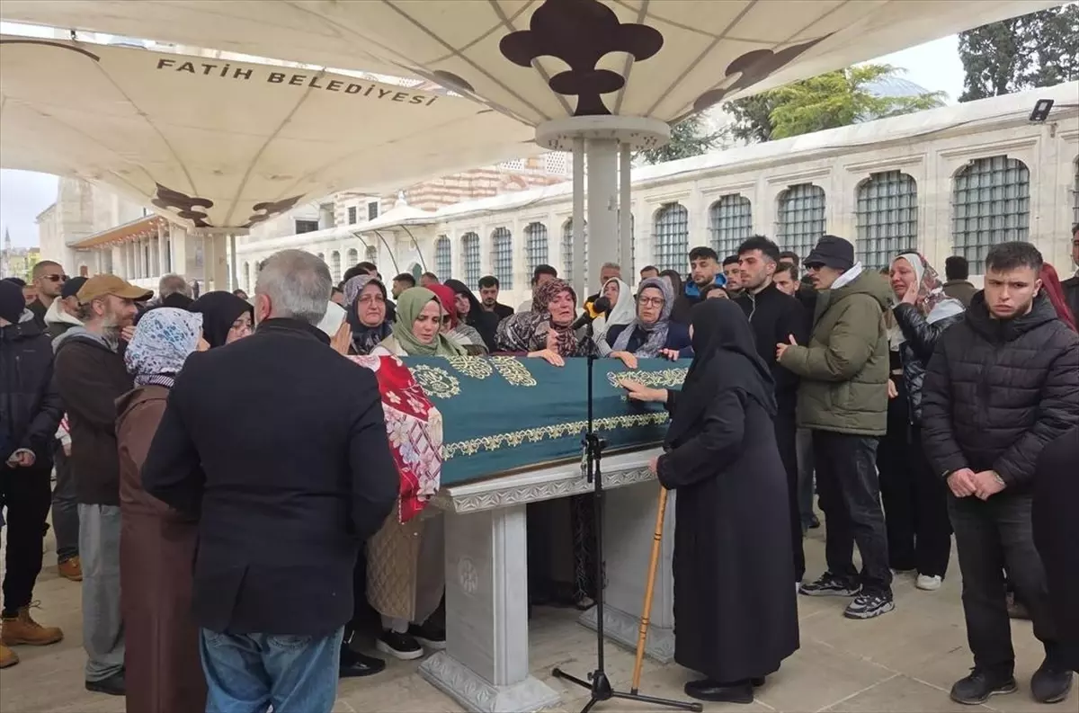 Dizi oyuncusu arkadaşı tarafından bıçaklanarak öldürülen Elif Kırav toprağa verildi