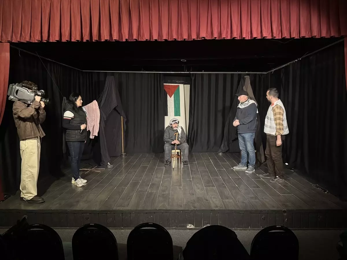 Filistinli Oyuncu Sweilem, 'Küller Arasında Gazze' ile Zulmü Tiyatro Sahnesine Taşıyor