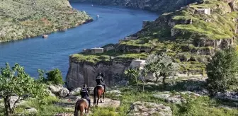 Rumkale'de Jandarma Atlı Birlikleri Turistlerin İlgisini Çekiyor