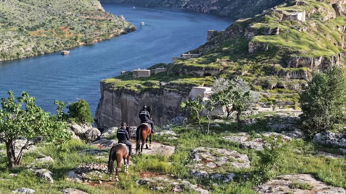 Rumkale'de Jandarma Atlı Birlikleri Turistlerin İlgisini Çekiyor