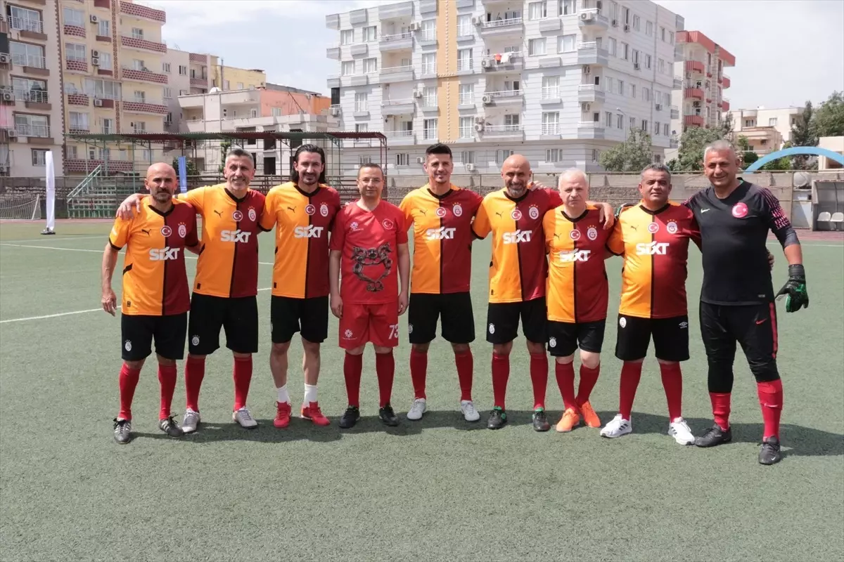 Galatasaraylı Eski Futbolcular Cizre'de Gençlerle Dostluk Maçı Yaptı