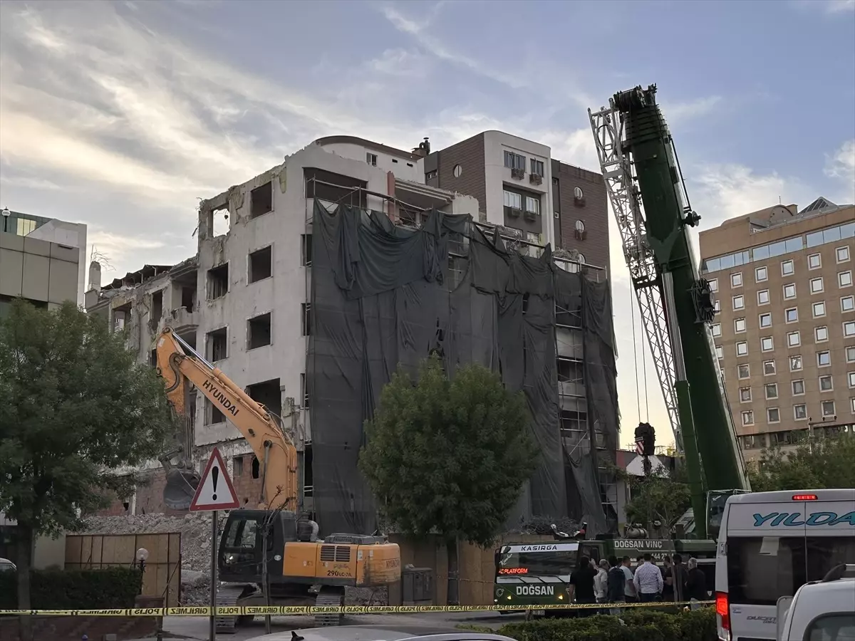 Gaziantep'te ağır hasarlı bina yıkımında çökme meydana geldi