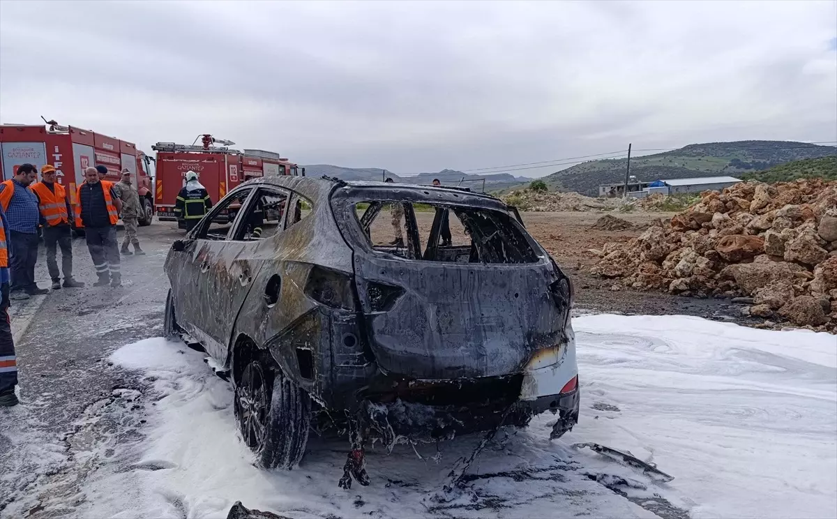 Gaziantep'te Seyir Halindeyken Yanan Otomobil Kullanılamaz Hale Geldi