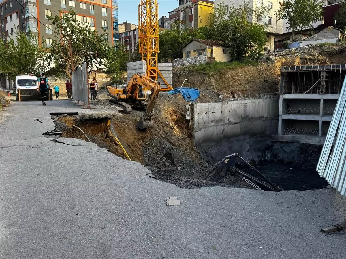 Gaziosmanpaşa'da İnşaat Alanında Yol Çöktü