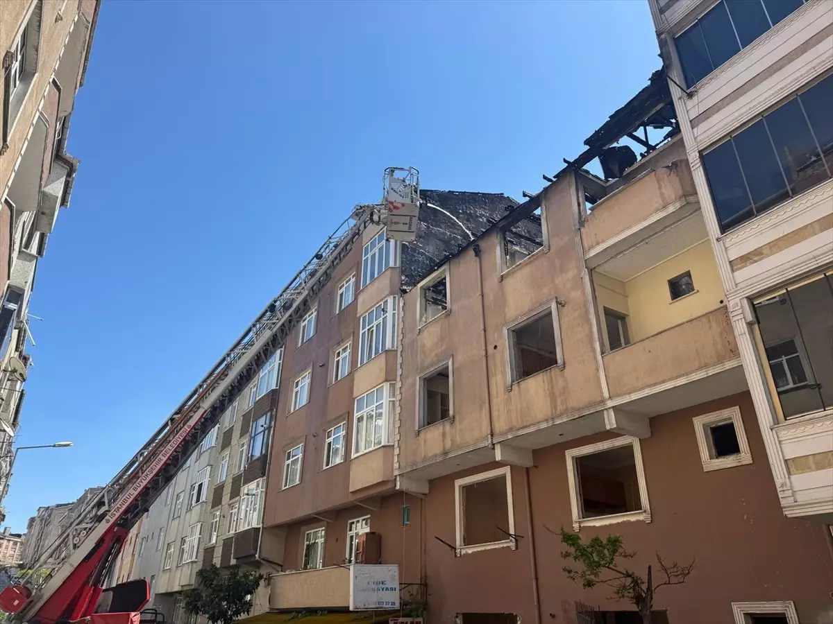 Gaziosmanpaşa'da 4 Katlı Metruk Binada Yangın Çıktı
