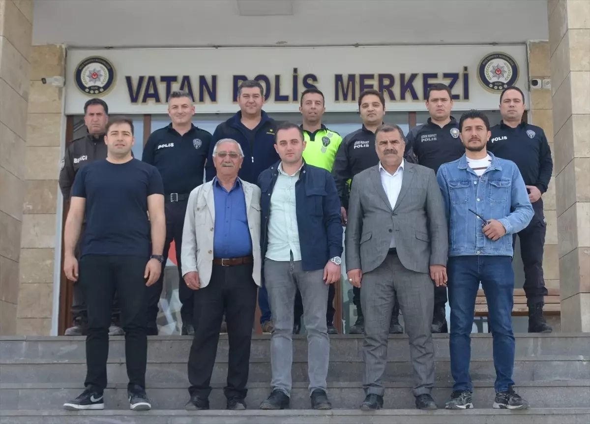 Polisler Kalp Krizi Geçiren Yaşılı Adamı Hastaneye Ulaştırdı