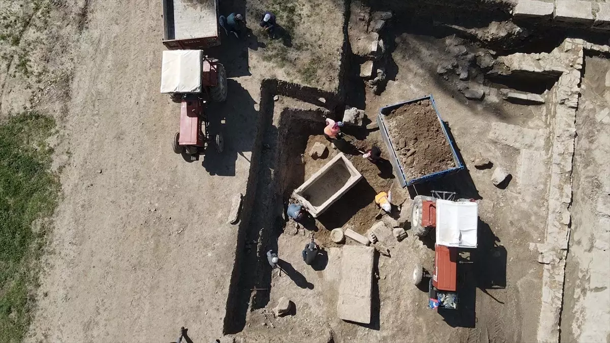 Stratonikeia Antik Kenti'nde 2 bin yıllık girlandlı lahit bulundu