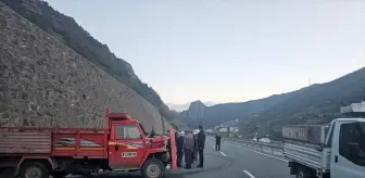 Gümüşhane'de Kamyonet İstinat Duvarına Çarptı: Sürücü Ağır Yaralı