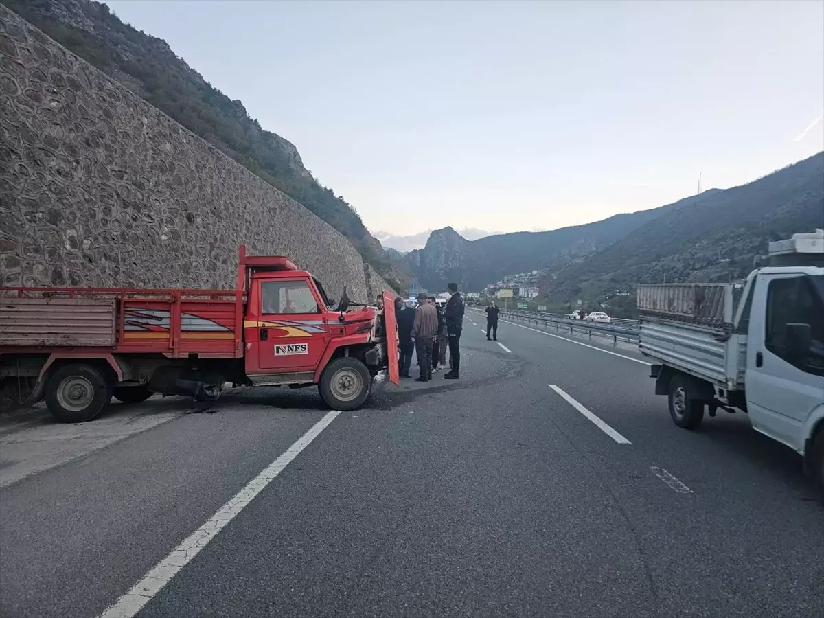 Gümüşhane'de Kamyonet İstinat Duvarına Çarptı: Sürücü Ağır Yaralı