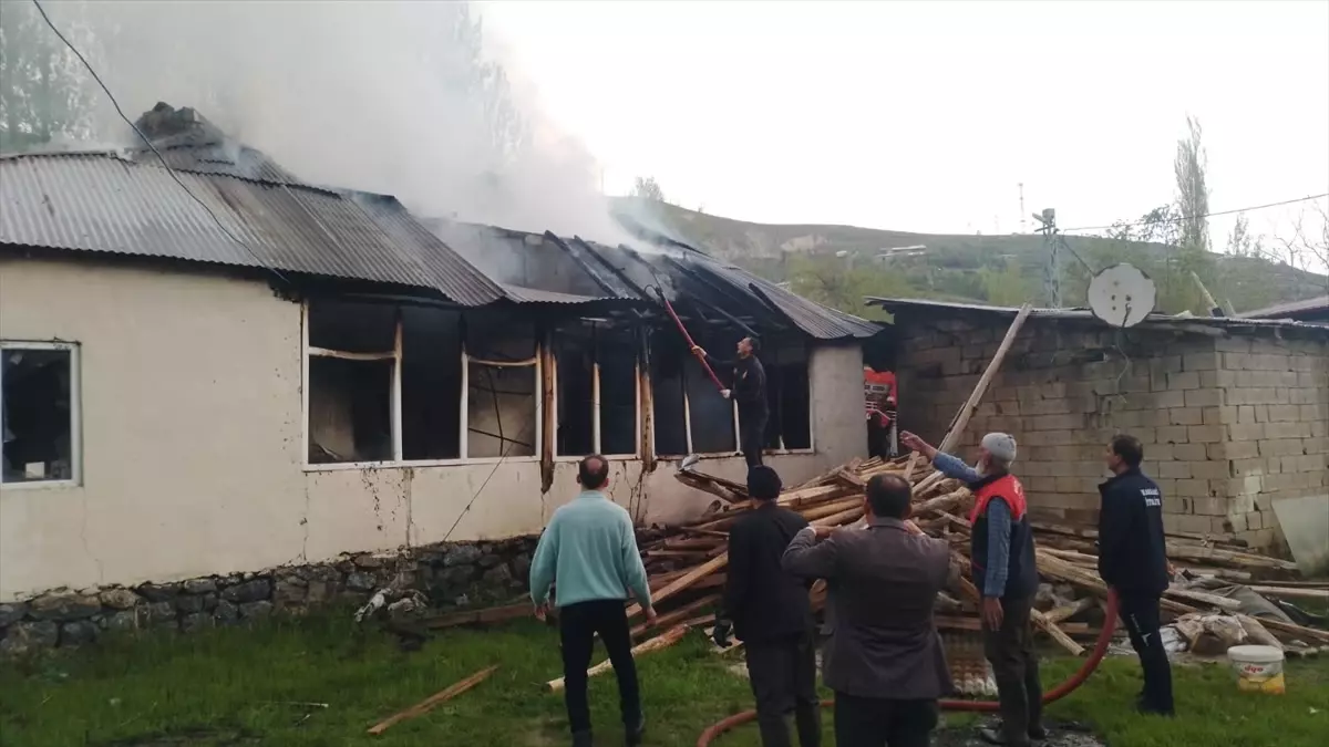 Hakkari'de Yangın: Tek Katlı Ev Kullanılamaz Hale Geldi