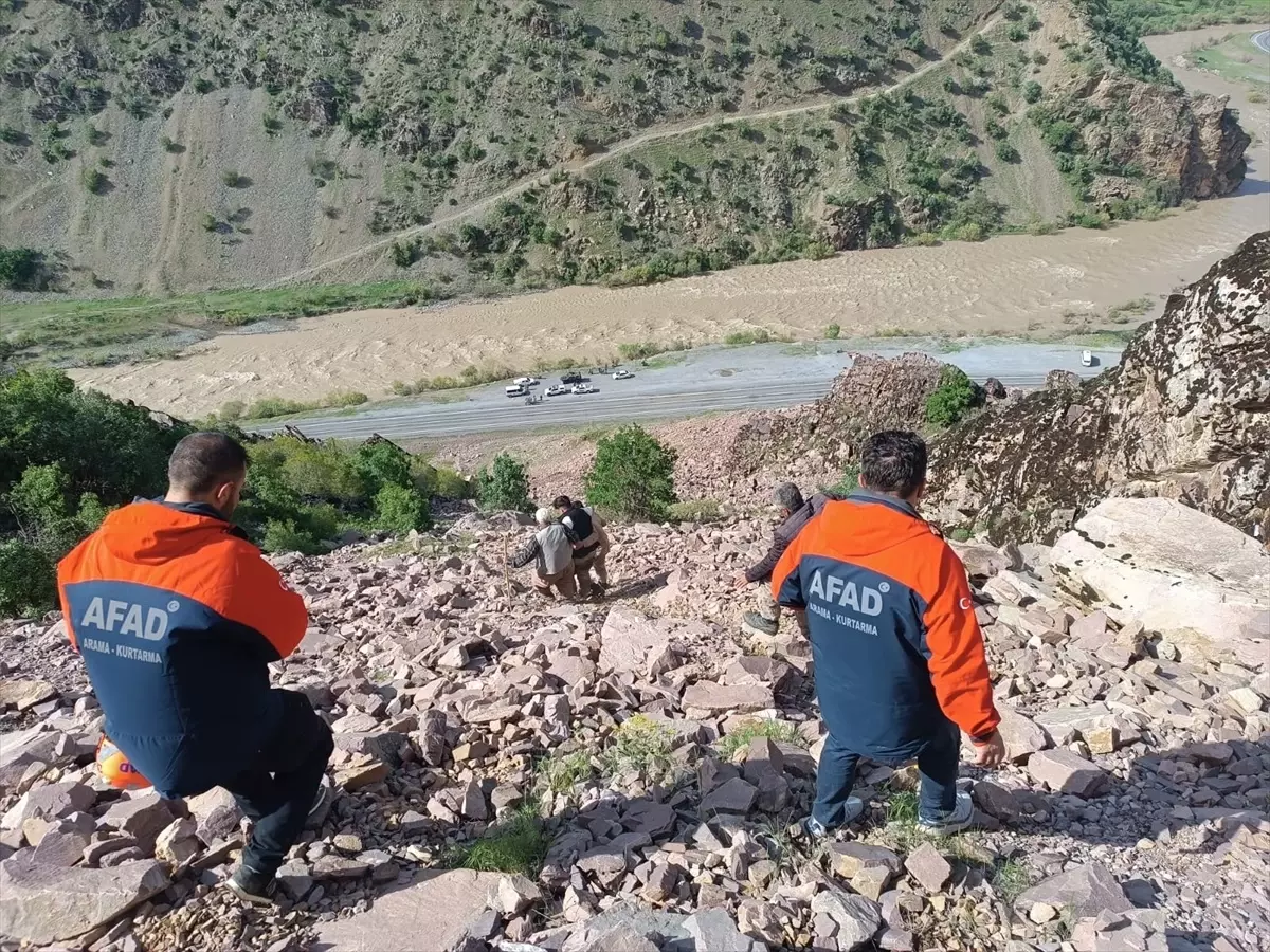 Hakkari'de Mahsur Kalan Genç Kurtarıldı