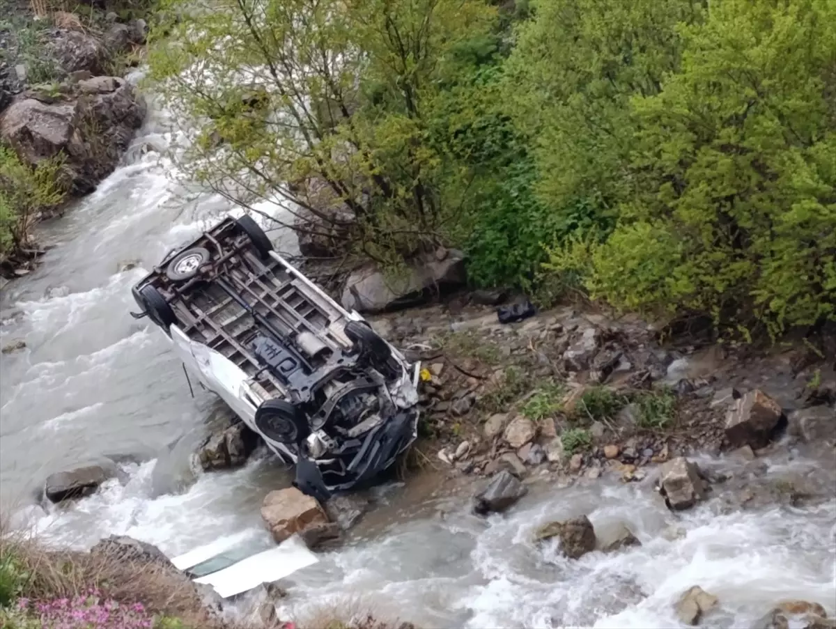 Yüksekova'da Minibüs Devrildi: 2 Ölü, 3 Yaralı