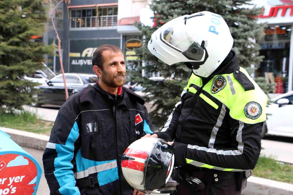 Hakkari'de Motosikletli Kuryelere Denetim ve Bilgilendirme Faaliyeti