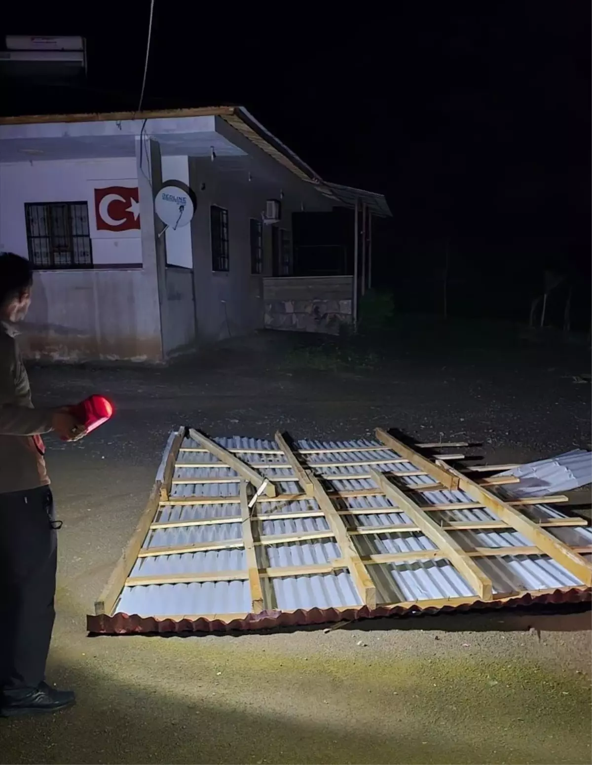 Hakkari'de Şiddetli Rüzgar Evlerin Çatılarını Söküp Götürdü