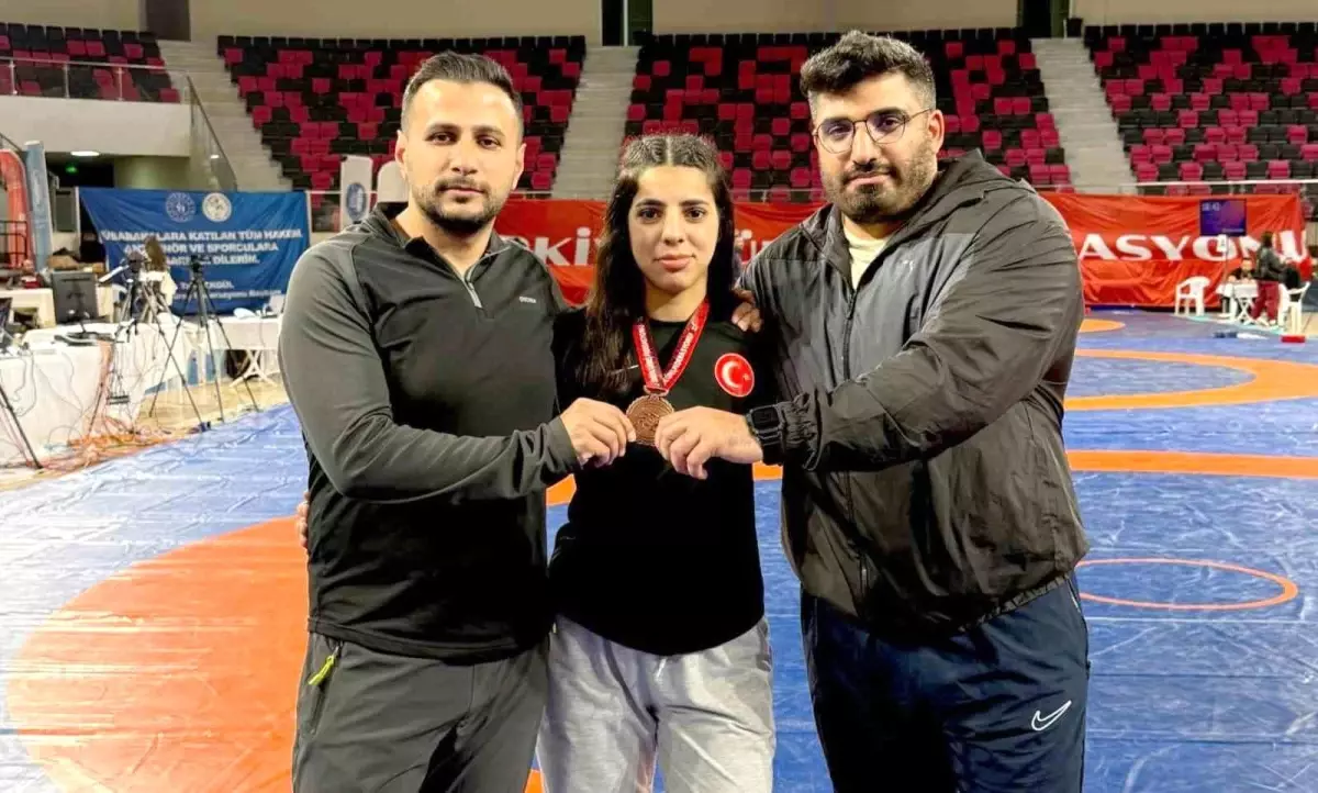 Hakkarili Şeyda Salim, Kadınlar Güreş Türkiye Şampiyonası'nda Bronz Madalya Kazandı
