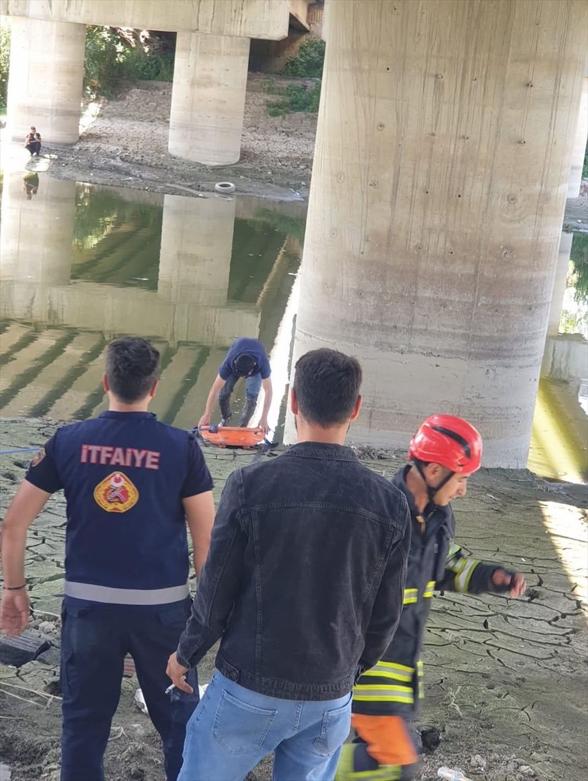 Antakya'da Çamurda Mahsur Kalan Kişi İtfaiye Tarafından Kurtarıldı