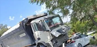 Hafriyat Kamyonu Fren Arızası Sonucu Park Halindeki Otomobile Çarptı