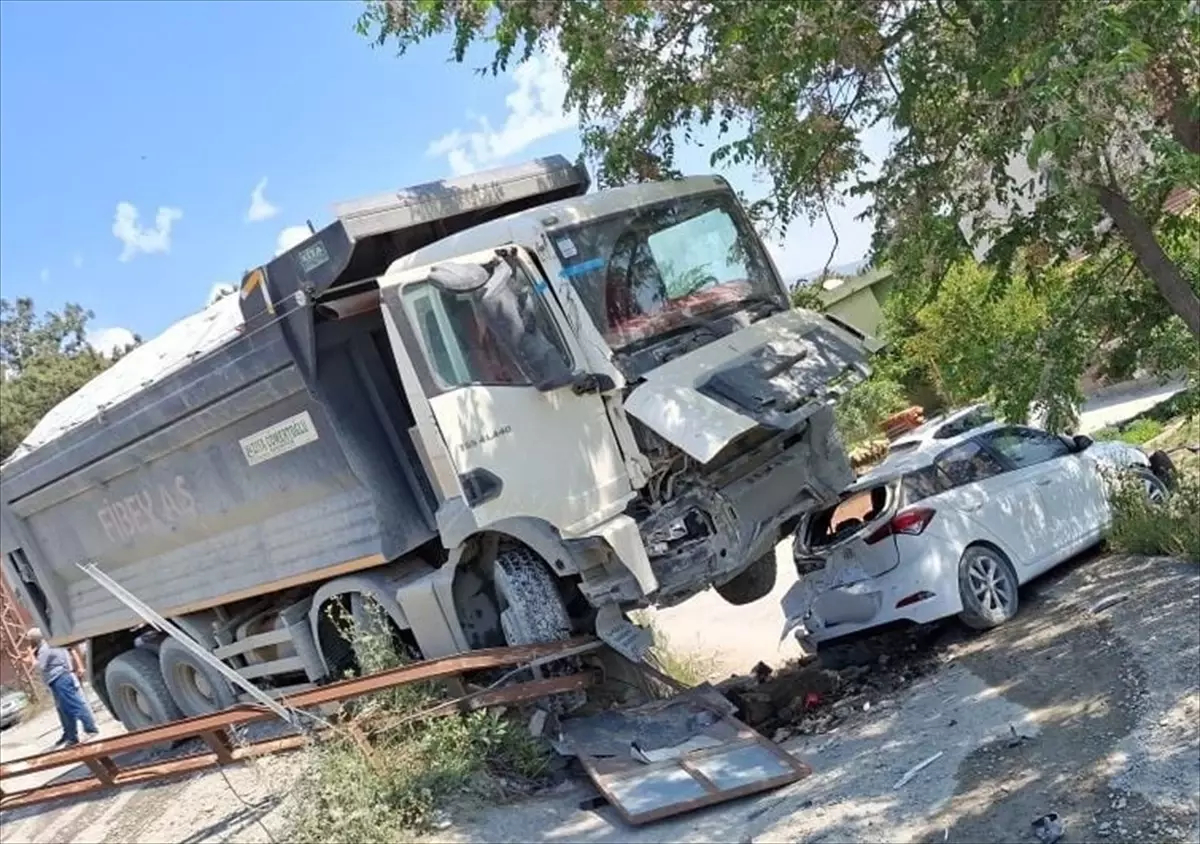 Hafriyat Kamyonu Fren Arızası Sonucu Park Halindeki Otomobile Çarptı