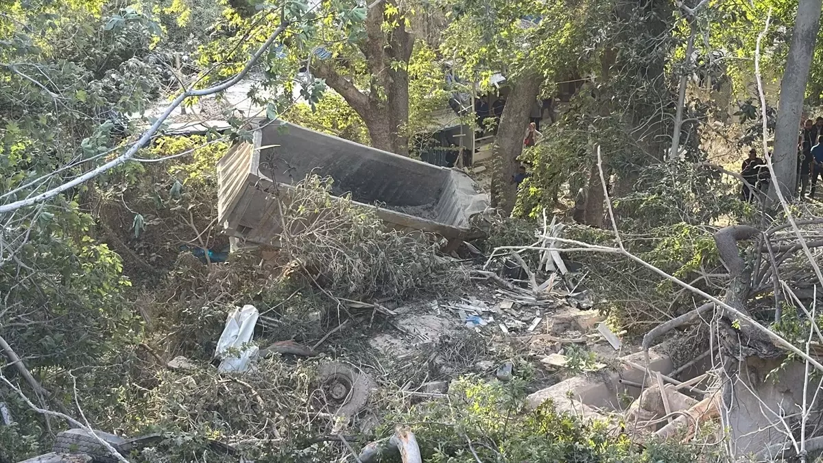 Hatay'da Freni Arızalanan Kamyon Uçuruma Devrildi: 1 Ölü, 1 Yaralı
