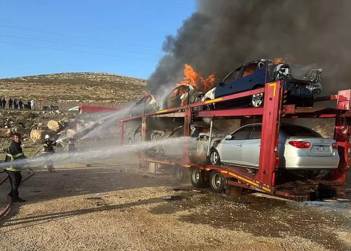Reyhanlı'da Tırda Yangın: 6 Otomobil Yanarak Kullanılamaz Hale Geldi
