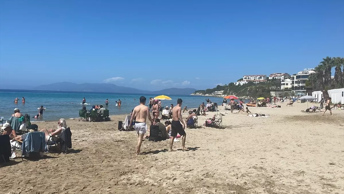 Kuşadası'nda İlkbahar Havası Turistleri Sahillere Çekti